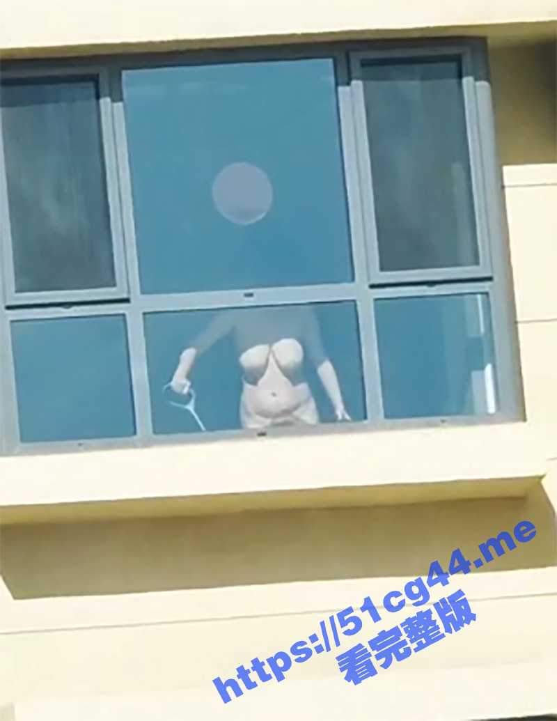 当世女菩萨 全身赤裸做家务的女人 果然是最美啊 一对大奶被阳光晃的直耀眼 真是男人的福利啊 - 51吃瓜网-51吃瓜网