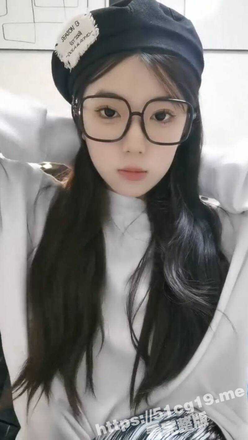 超级清纯学生妹 竟是个拥有巨乳肥臀的极品反差婊 为金主爸爸录制疯狂自慰视频 - 51吃瓜网-51吃瓜网