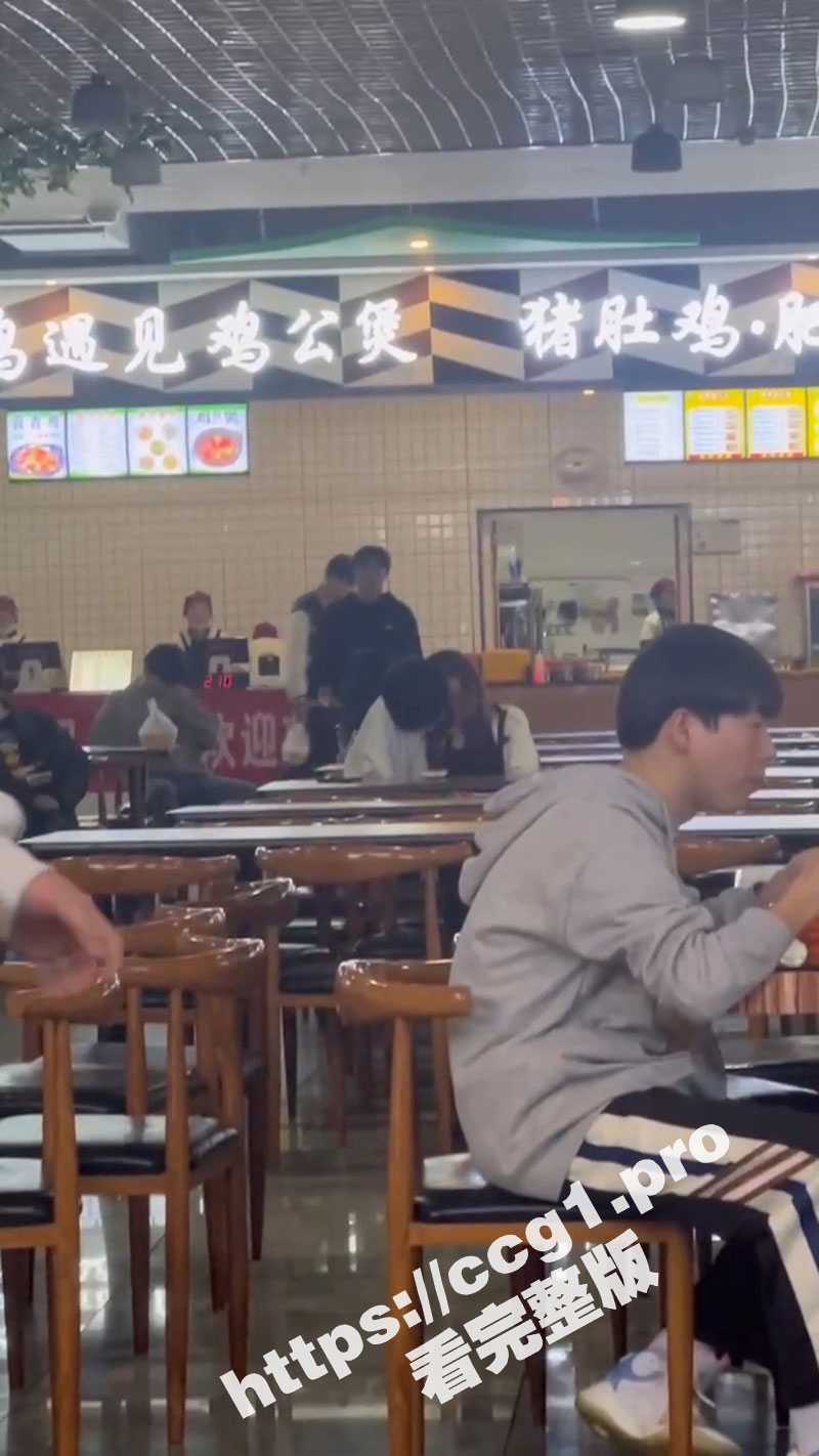 现在小年轻这么饥渴吗 学校食堂当众扣逼 小哥功夫真不错 妹子表情很销魂 - 51吃瓜网-51吃瓜网