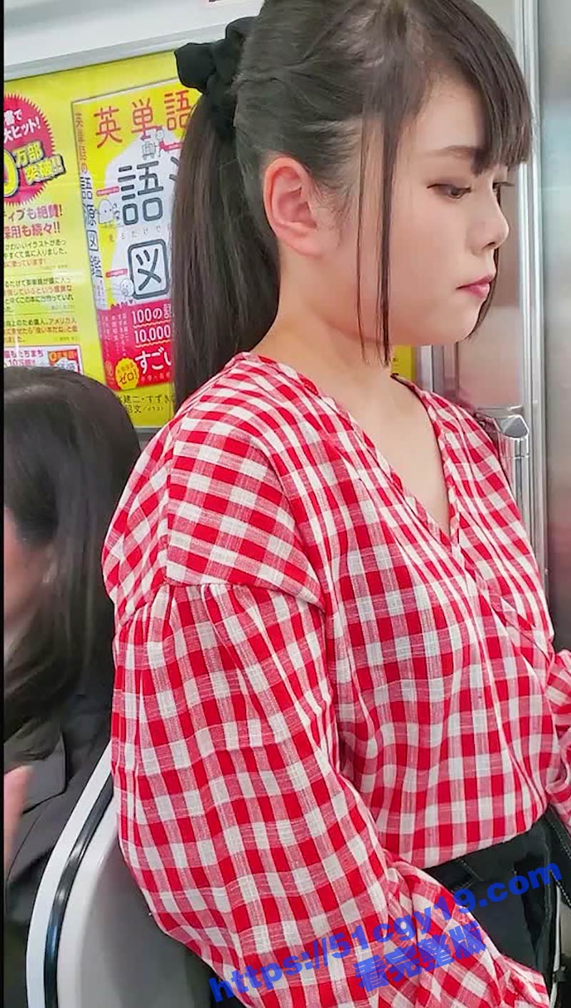 地铁偷拍清纯美少女漏奶视频 白嫩美乳暴露无遗 竟然不穿内衣出门 简直不要太骚！ - 51吃瓜网-51吃瓜网