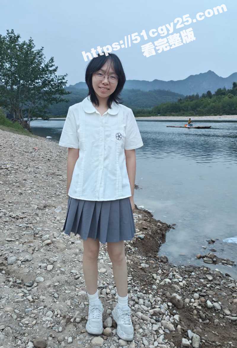 大二清纯眼镜妹不雅视频爆出！制服诱惑无套猛操 高举双腿秀骚穴 被大屌抽插爽到失神！ - 51吃瓜网-51吃瓜网