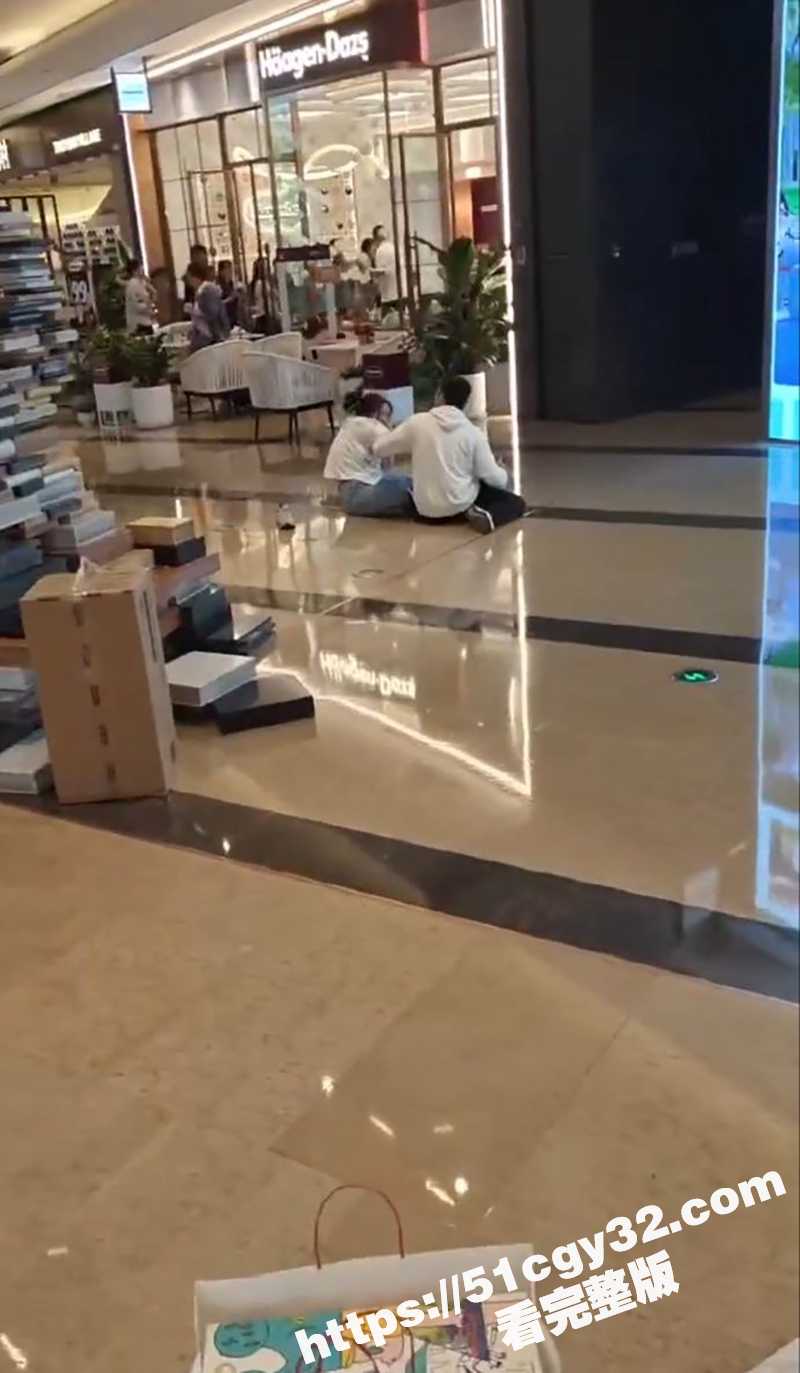 成都太古里持刀伤人事件现场视频曝光 男子持刀将女友捅伤后割颈自杀! - 51吃瓜网-51吃瓜网