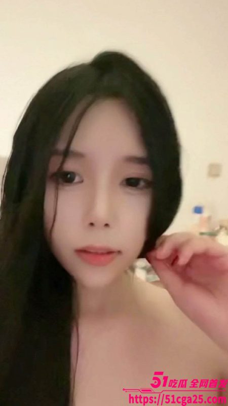 清纯嫩妹与金主一对一裸聊曝光 掰开双腿淫骚自慰粉嫩鲍鱼一览无余 终极挑逗效果堪比身临其境 令人欲罢不能！-51吃瓜网