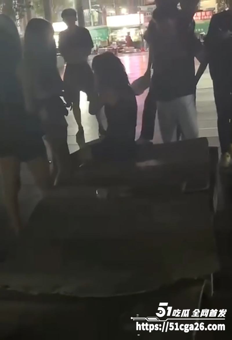 河南通许恶性霸凌事件 俩精神小妹当街暴打女孩 拳打脚踢扒衣羞辱 手段极其恶劣！ - 51吃瓜网-51吃瓜网