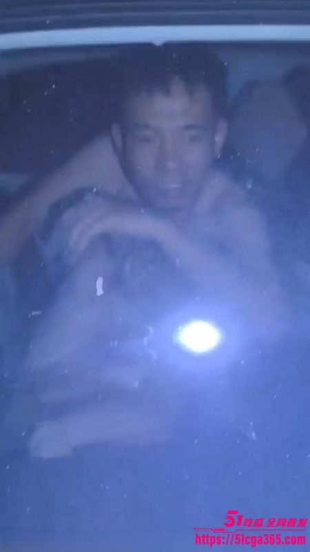 黄骅速腾车震现场视频！路人偶遇男女车内激情啪啪 竞大喊要报警 吓得慌不择路开车逃跑！-51吃瓜网