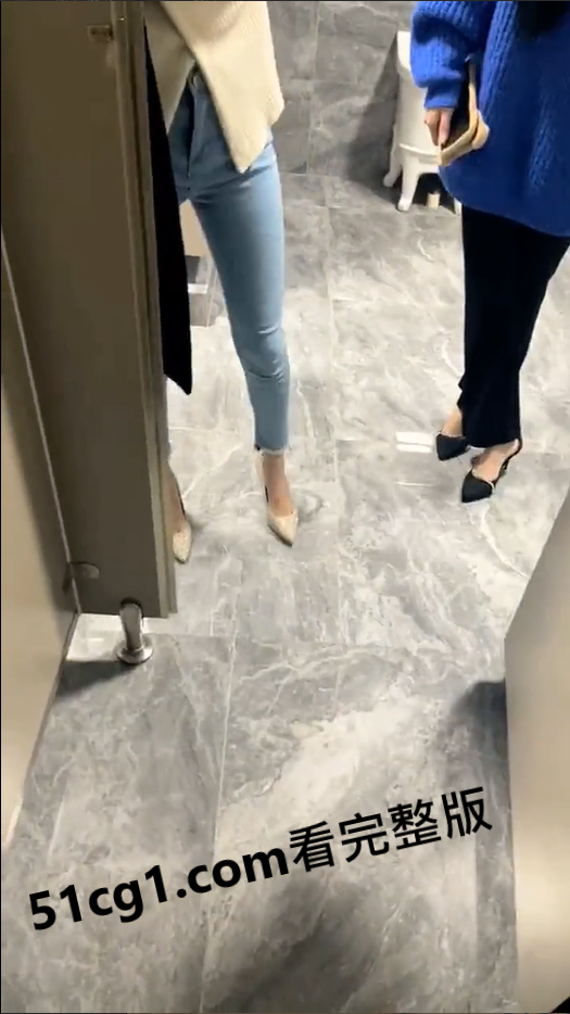 渣男深夜勾搭两个极品高挑御姐，带到附近的公共厕所就地正法 - 51吃瓜网-51吃瓜网