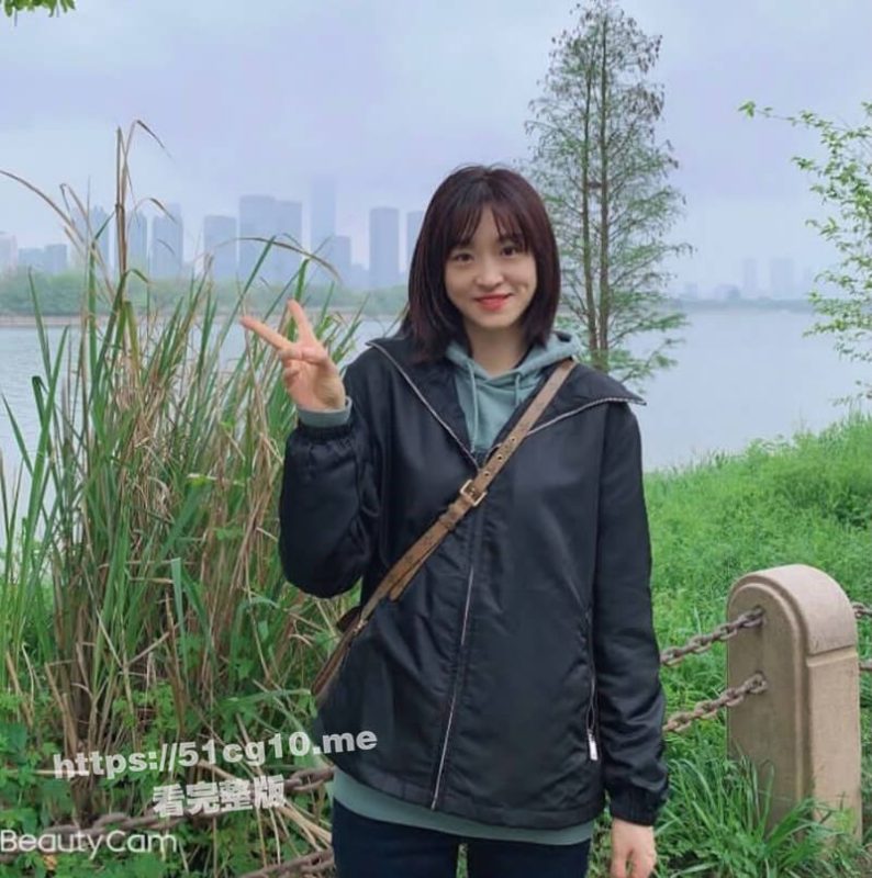 山东教室门事件-母狗老师直接在教室给男友口交紧张又刺激，学生眼中的好老师私底下则是骚货母狗-51吃瓜网