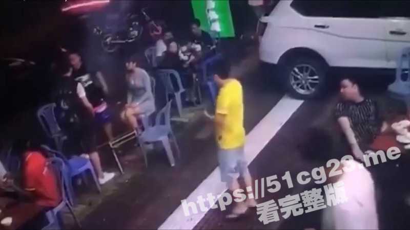 这娘们真猛!路边摊上演男女大战 性感美女抡起板凳怒战彪悍大哥 战斗力爆棚! - 51吃瓜网-51吃瓜网