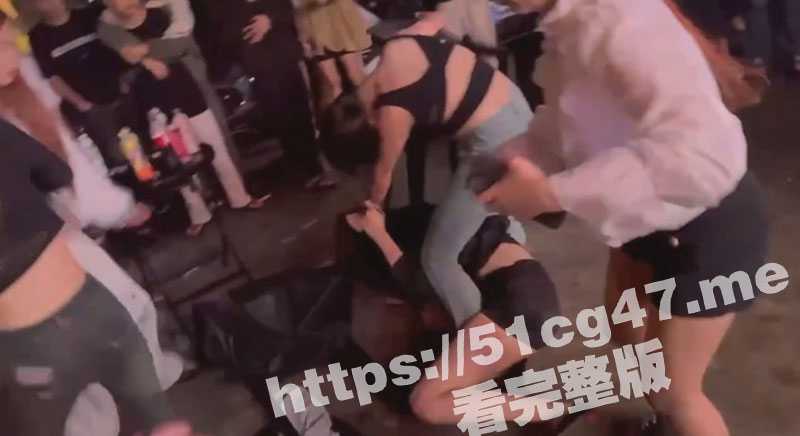 海南儋州一群精神小妹互殴 招式狠辣程度不输男人 旁边还有精神小伙加油助威! - 51吃瓜网-51吃瓜网