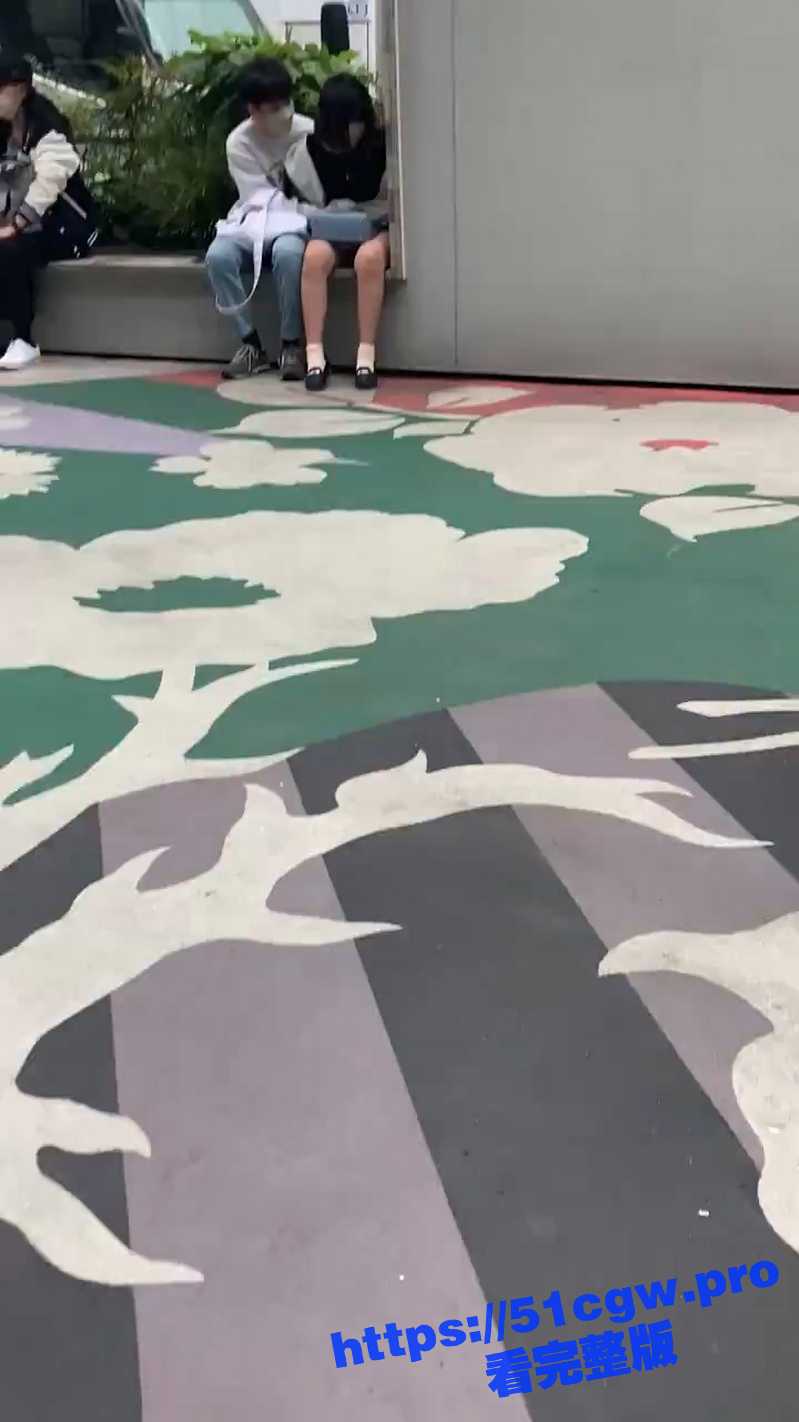 大白天就色色！日本小情侣在候车间狂摸下体 女主娇喘抖动 不停摇头连喊不要了 街头自慰还是小日本强 - 51吃瓜网-51吃瓜网