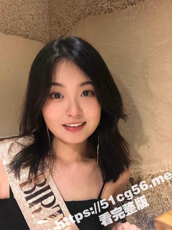 西南民族大学 极品大二学生妹 周玲玲 被渣男骗去开房操逼 深喉爆操还拍视频 没想到渣男拔吊无情转手就把视频曝光-51吃瓜网