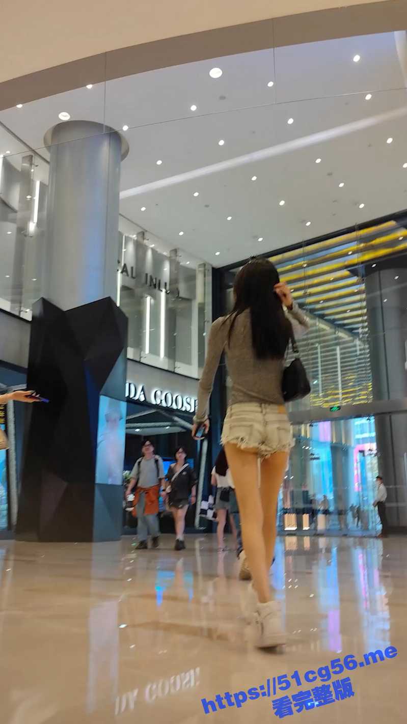 抄底大神最新超短牛仔裤偷拍镜头 一双美腿看的应接不暇 超短牛仔裤包不住浑圆的美臀! - 51吃瓜网-51吃瓜网