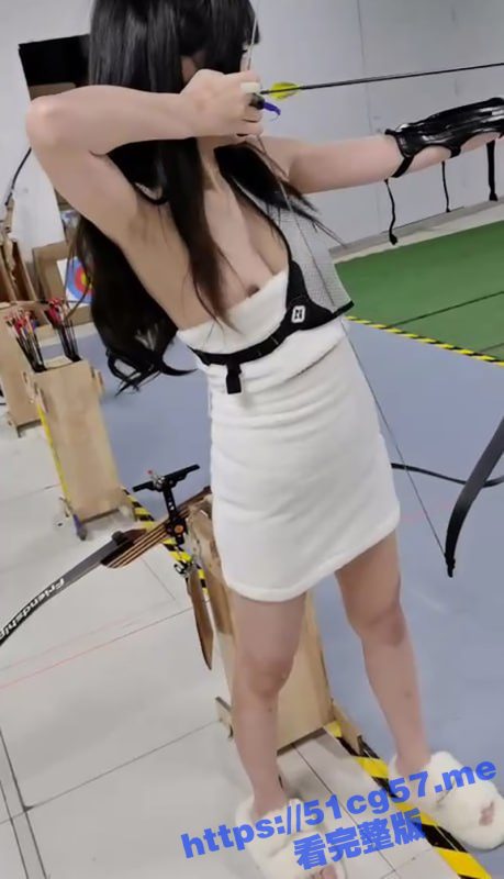 土豪哥包养的萝莉小母狗 射击场露奶射箭  带回家直接爆菊 屎都被干出来了！-51吃瓜网