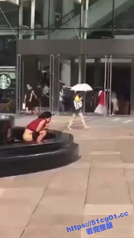 逆天！大连百年商城门口 女子竟然在喷泉里尿尿！看呆众人！-51吃瓜网