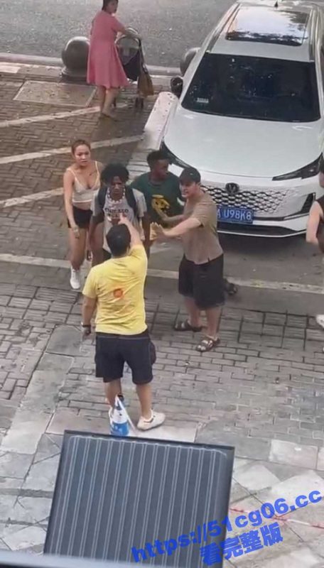 2个中国小伙街头大战2个黑鬼 中国媚黑婊极力维护自己的黑鬼男友 太贱了 越看越生气！-51吃瓜网
