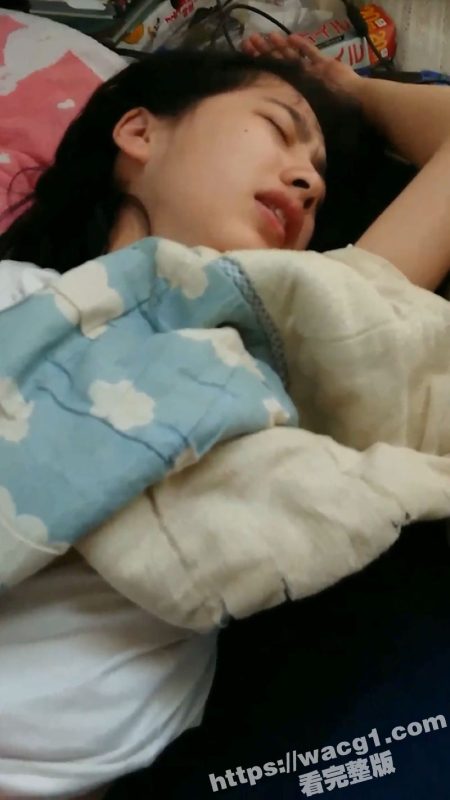 嫩得出水的日本樱花妹和小几把猥琐男在出租屋同居 每天变着花样调教玩弄 小骚逼日渐松弛 真是可惜了!-51吃瓜网