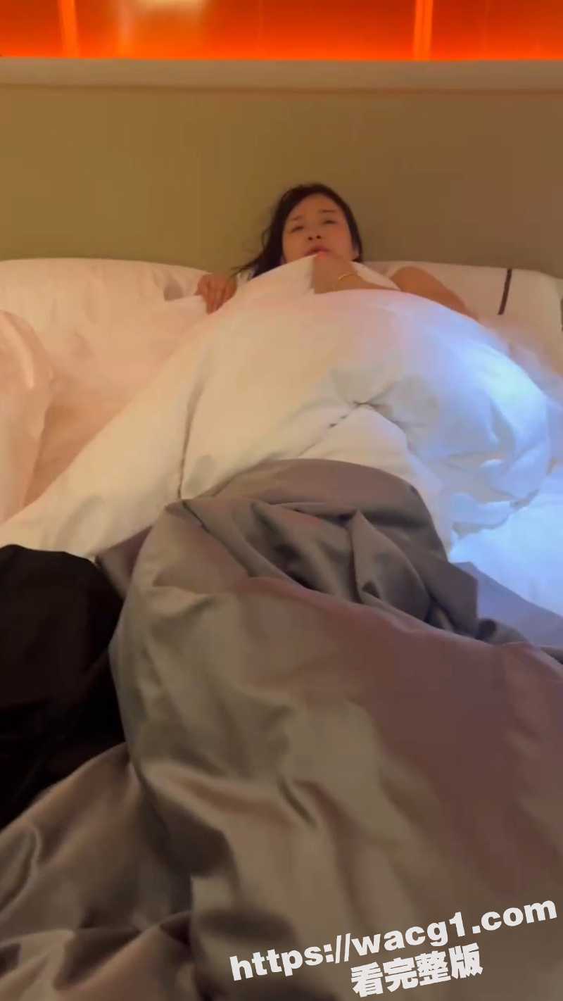 情侣开房遇裸女敲门 进入上床倒头就睡 给男的都干不会了 这是让人操完后 给赶出来了么 - 51吃瓜网-51吃瓜网