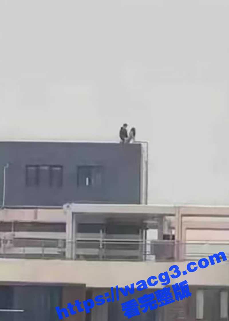 大新闻!!江苏无锡誉龙湖滨小区天台一对男女偷情约炮 男子后入式冲天炮 直接将爽翻天女子顶的坠楼死亡! - 51吃瓜网-51吃瓜网