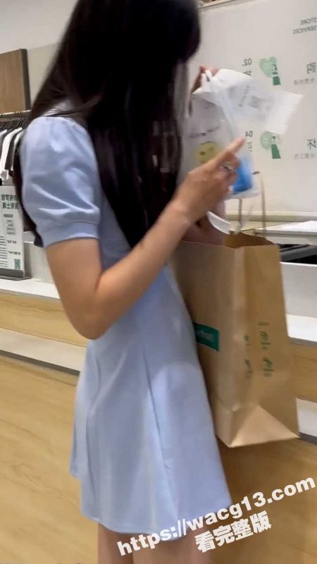 抄底大神美女底裤探测器又拉铃了  商场一路跟踪抄底短裙美女 白色的内裤关不住想出来透气的毛毛！-51吃瓜网