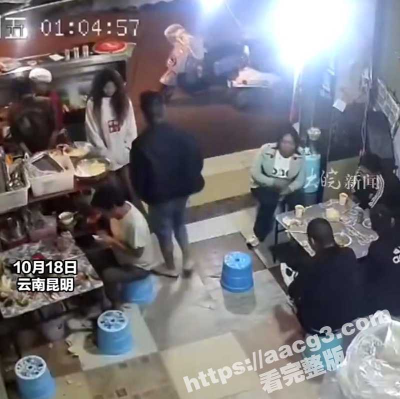 云南昆明烧烤店再现调戏女生事件 黑衣男子公然猥亵遭男伴制止反被暴打 老板娘霸气出手-51吃瓜网