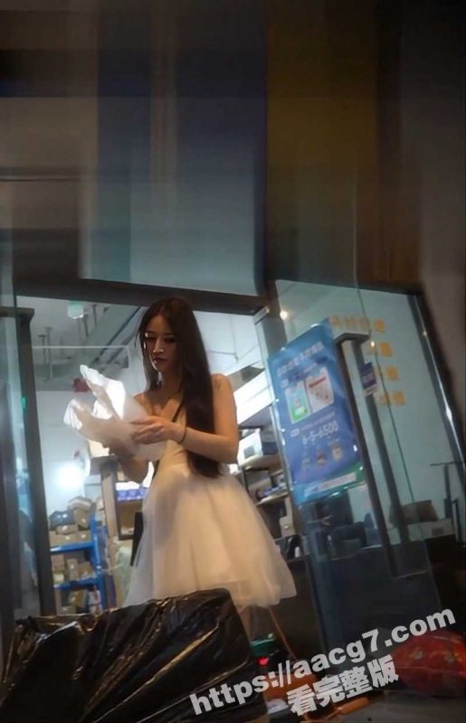 抄底大神商场偷拍 惊现开裆黑丝无内荡妇 紧窄蜜穴勾人心神 浓密阴毛完美呈现-51吃瓜网