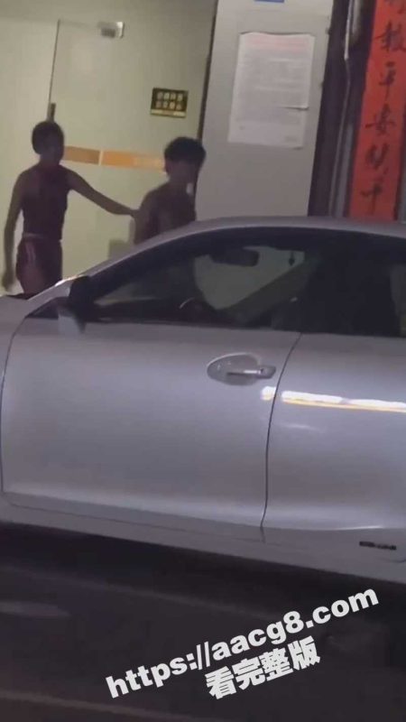 广东清远 深夜街头红衣女子强奸路人男子 反遭男子推翻在地殴打 不知道的还以为男的家暴女人呢-51吃瓜网