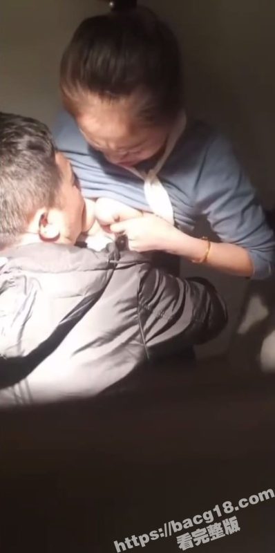 河南郑州万达广场柜姐 不雅视频流出 和男友厕所激情爱抚 对着巨乳一顿猛啃 爽的欲仙欲死!-51吃瓜网