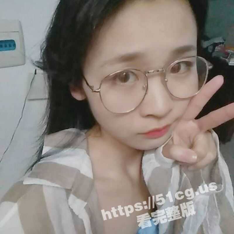 极品反差眼镜妹 在卫生间吃鸡 口爆爱吞精 真是个极品小母狗骚货 视频流出-51吃瓜网